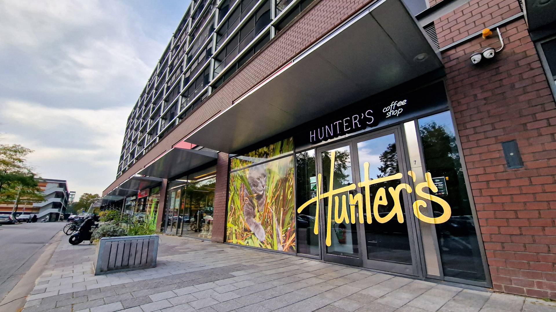 Hunters Coffeeshop/Bros 4